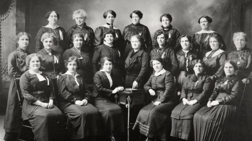 Les Dames gardiennes, un groupe de femmes francophones engagées pour la défense de la langue française en Ontario. Assises au centre se trouvent les sœurs Béatrice et Diane Desloges.