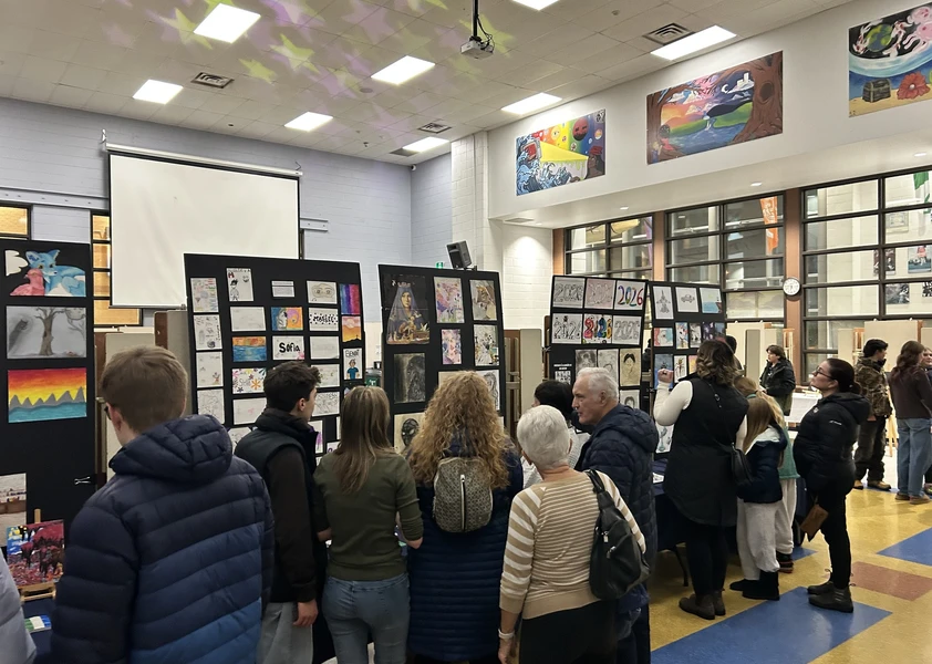 vernissage des élèves avec une foule qui regarde les oeuvres