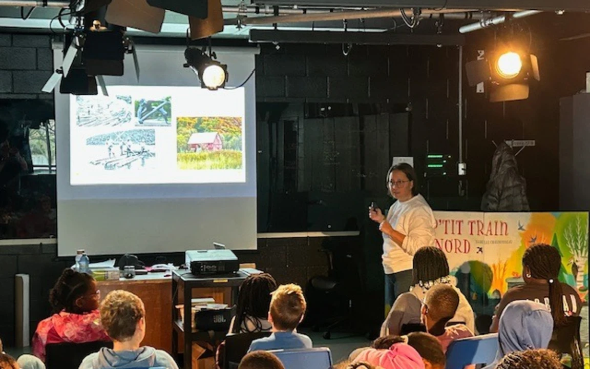 des élèves à l'auditorum pour une présentation d'une auteure