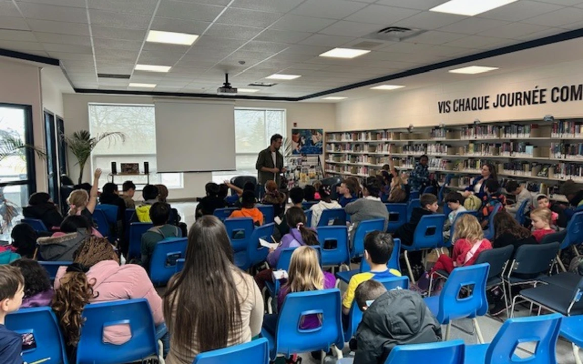 des élèves à la bibliothèque pour une présentation d'un auteur