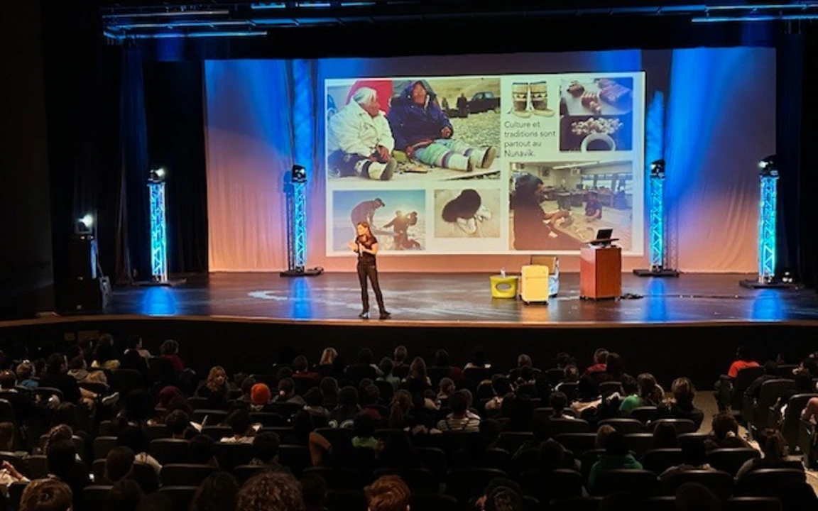 des élèves à l'auditorum pour une présentation d'un auteur