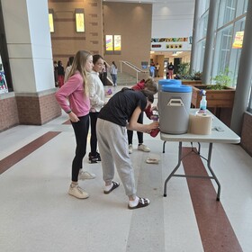 Afin de souligner la fin du premier semestre, le GDE et le club écolo ont offert du chocolat chaud à tous les élèves de l’école. Pour recevoir leur breuvage, les élèves devaient apporter une tasse réutilisable.
